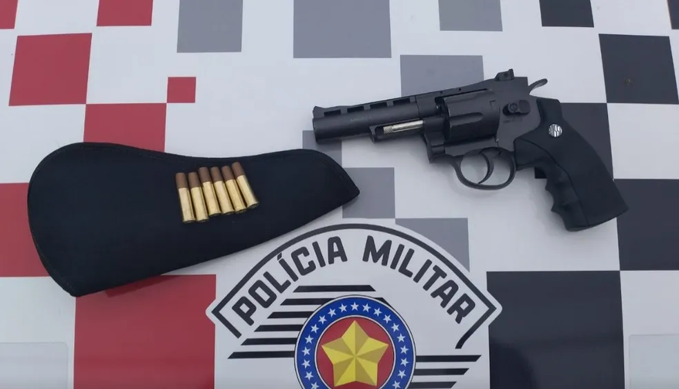 pm apreende arma de pressão em ps de guará