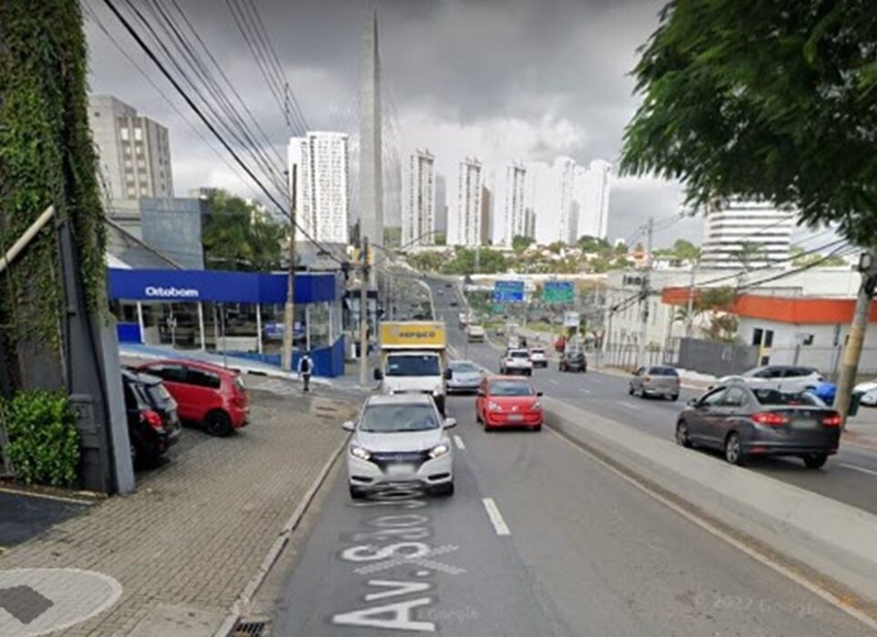 Imagem da Av. São Jos~eo, em SJC, onde se formou uma cratera