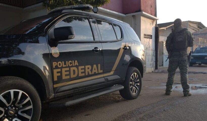 Veículo e agente da Polícia Federal que prendeu suspeito de pornografia infantil em SJC