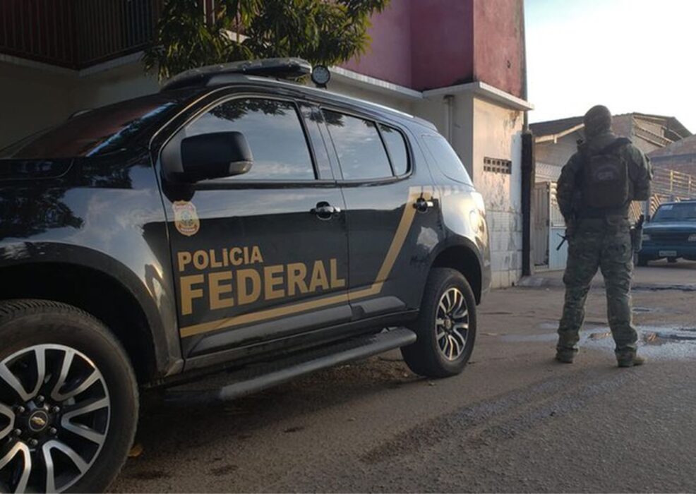 Veículo e agente da Polícia Federal que prendeu suspeito de pornografia infantil em SJC