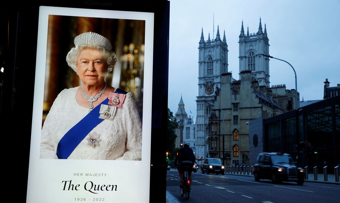 Bolsonaro confirma presença em funeral da rainha Elizabeth II