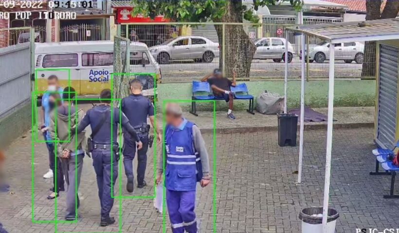 Homem furta farmácia e é preso poucos instantes após o crime. Imagem mostra suspeito sendo preso no centro POP em SJC