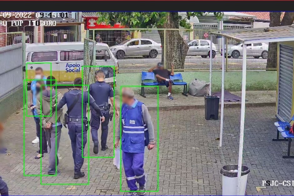 Homem furta farmácia e é preso poucos instantes após o crime. Imagem mostra suspeito sendo preso no centro POP em SJC