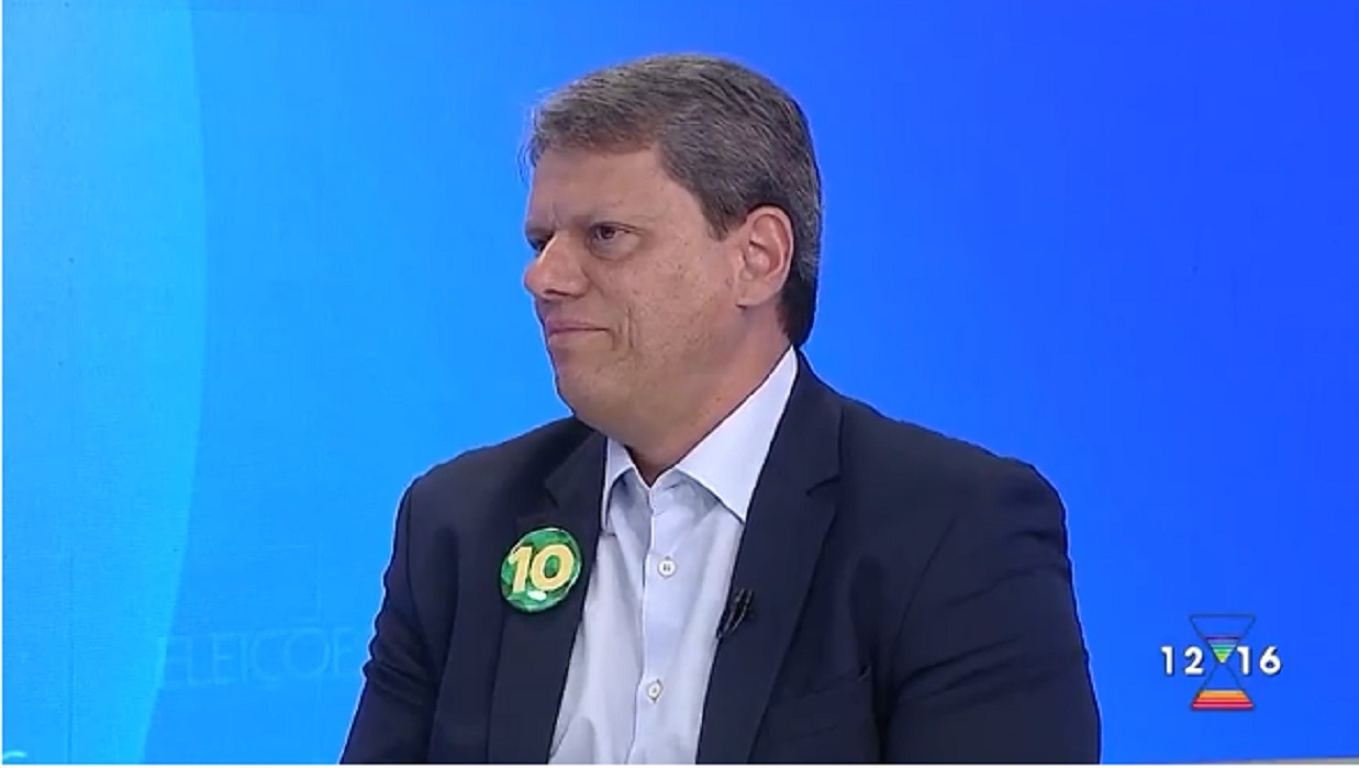 Tarcísio de Freitas em entrevista na TV Vanguarda. Candidato não soube explicar seu local de votação