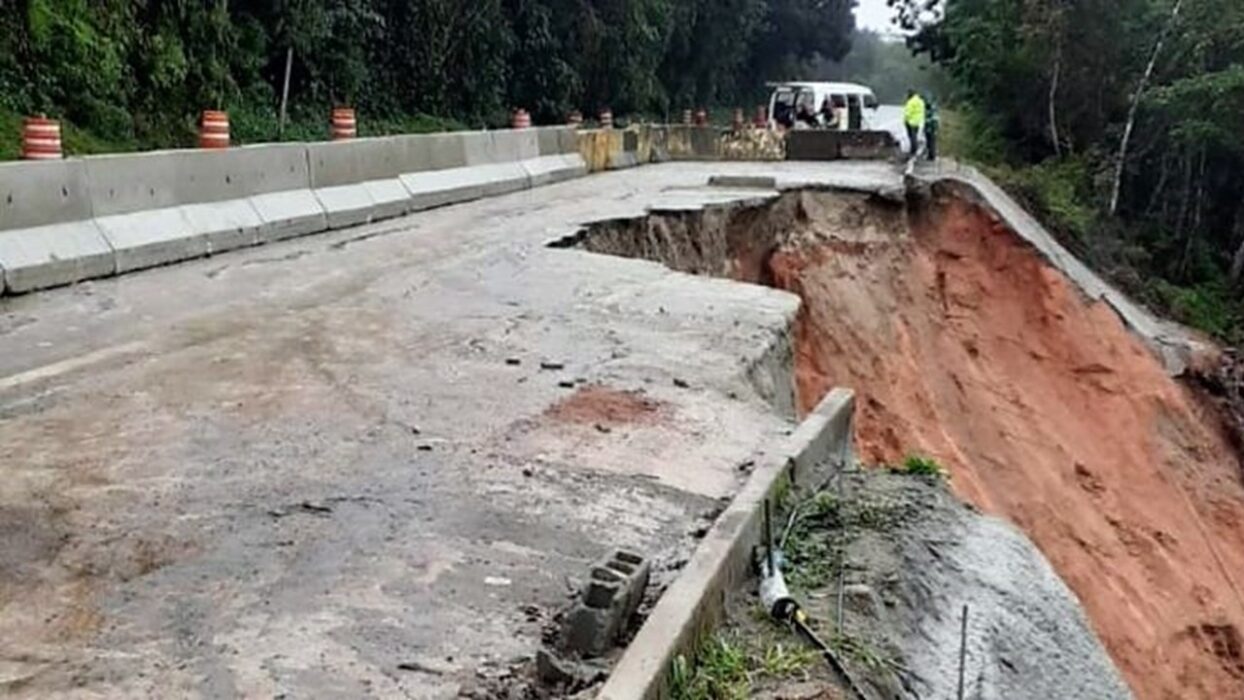 Trecho da Rio-Santos cede em Ubatuba por conta das fortes chuvas