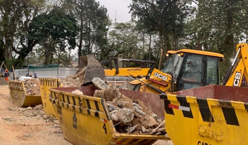 Foto de caçambas com entulho. Urbam fiscaliza 50 mil transportes de resíduos da construção civil
