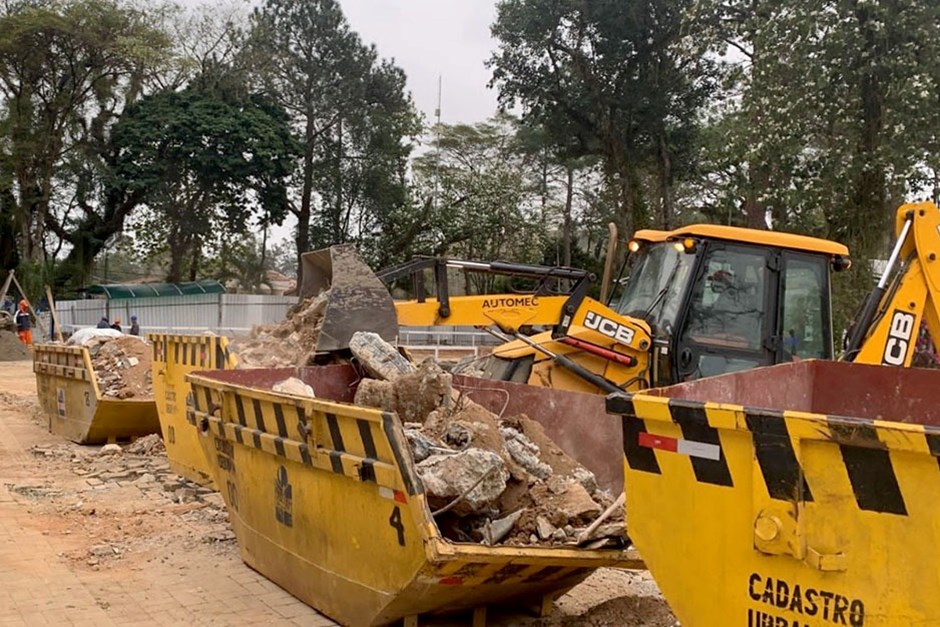 Foto de caçambas com entulho. Urbam fiscaliza 50 mil transportes de resíduos da construção civil