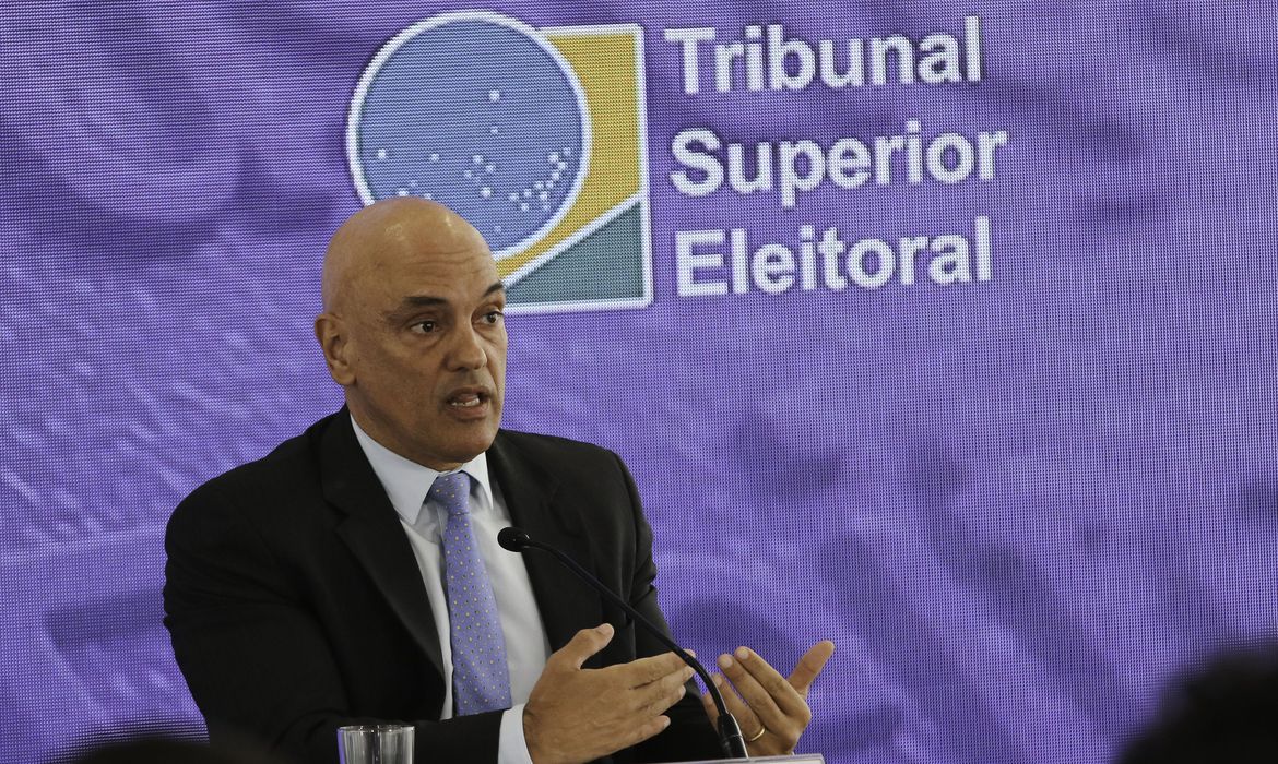 O presidente do Tribunal Superior Eleitoral, Alexandre de Moraes, comenta em coletiva de imprensa, o andamento das eleições gerais. votos brancos e nulos