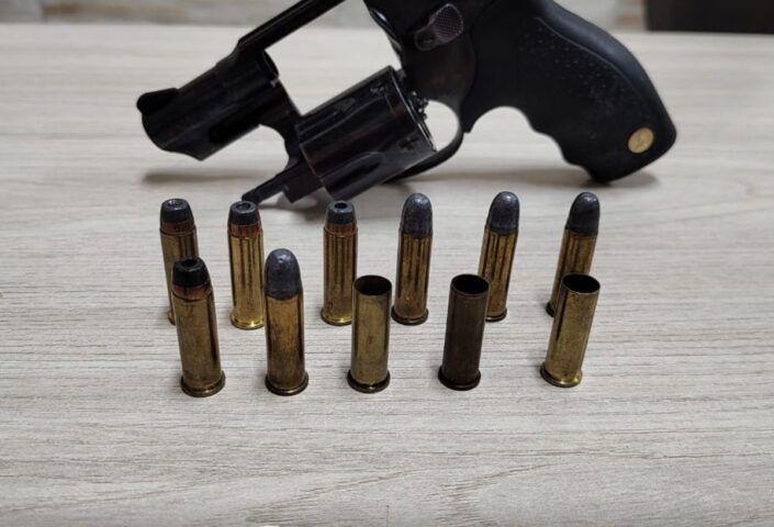 Revólver com munição apreendida. Violência doméstica em Ubatuba