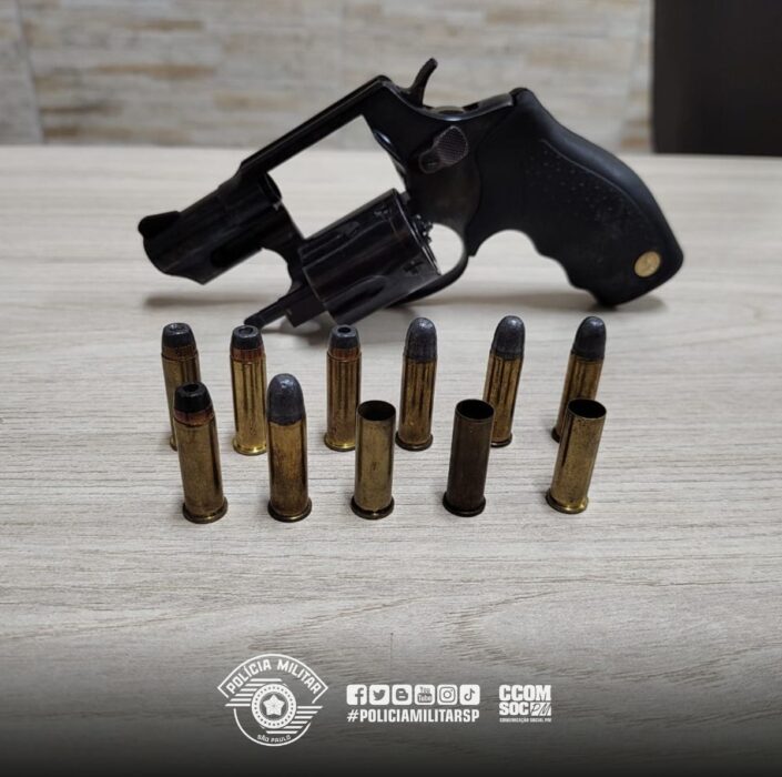 Revólver com munição apreendida. Violência doméstica em Ubatuba