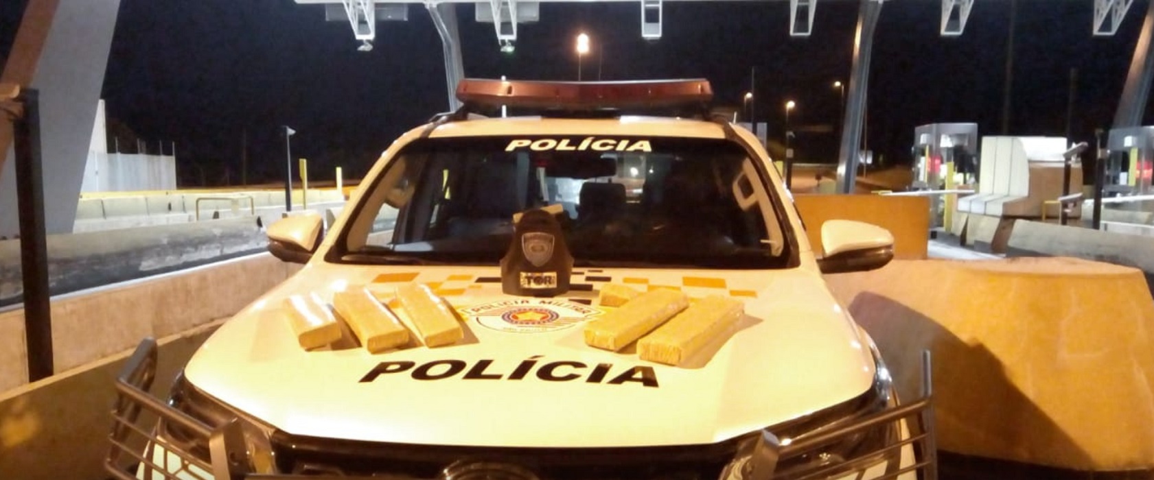 homem preso com tijolos de maconha em rodovia