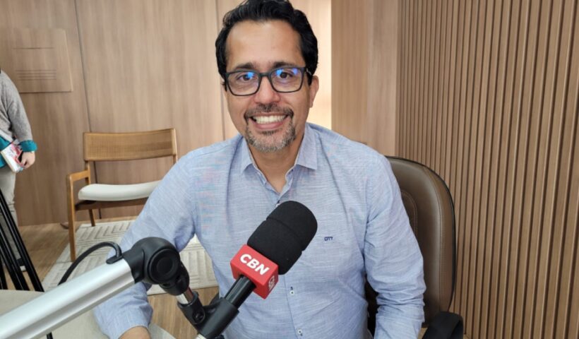 Dr. Elton nos estúdios da CBN Vale. Candidato estadual eleito disse que poderia ter recebido votação mais expressiva se não fosse pelas fake news