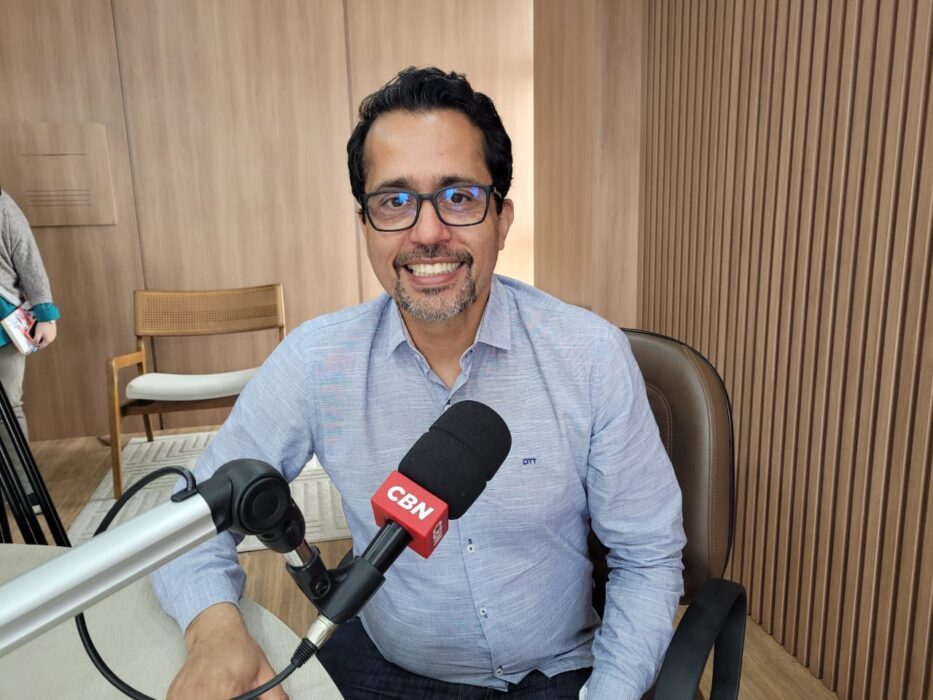 Dr. Elton nos estúdios da CBN Vale. Candidato estadual eleito disse que poderia ter recebido votação mais expressiva se não fosse pelas fake news