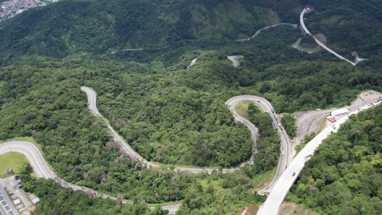 Foto aérea da rodovia dos Tamoios, onde cargas especiais devem trafegar nesta semana