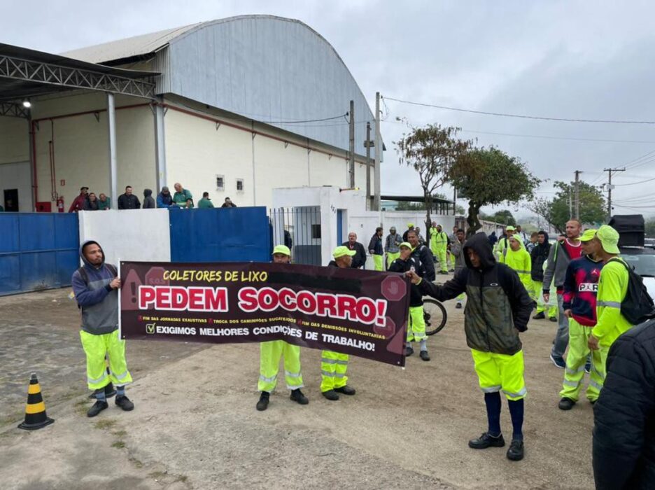 Coletores de lixo em greve em SJC. Coleta de lixo deve retornar hoje