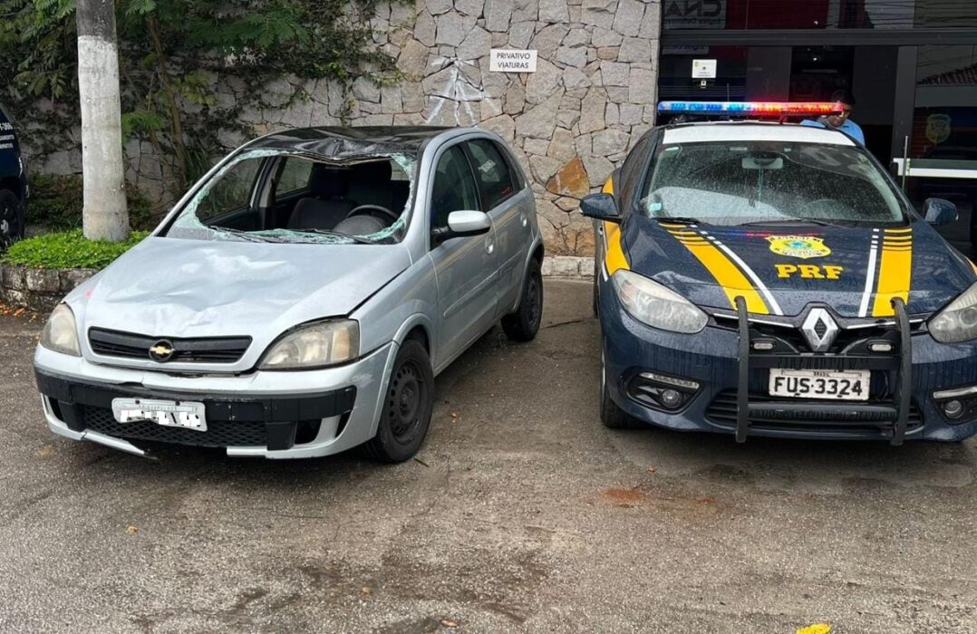 Viatura da PRF ao lado de veículo que atropelou romeiro.PRF prende homem que atropelou peregrino
