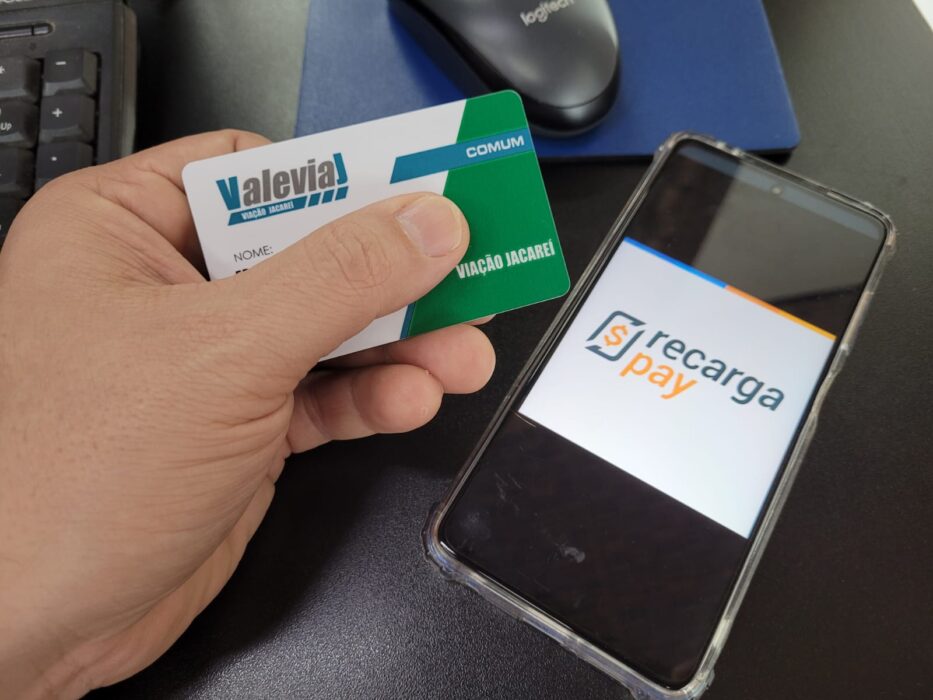cartão de transporte público em jacareí ao lado de celular com o APP RecargaPay