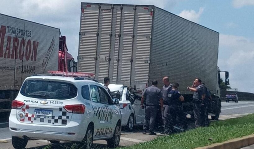 Acidente na via dutra entre veículo de passeio e caminhão, em Taubaté