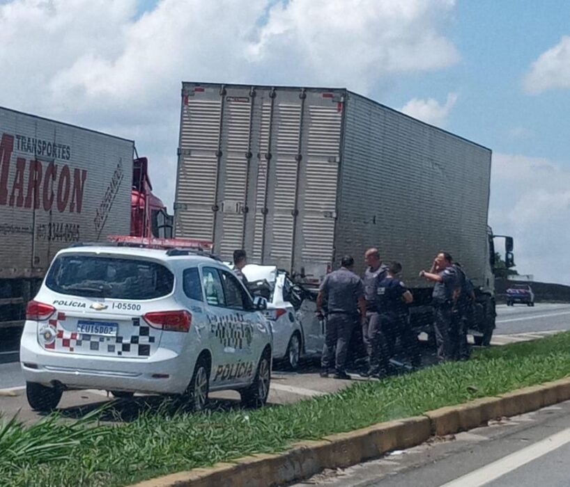Acidente na via dutra entre veículo de passeio e caminhão, em Taubaté