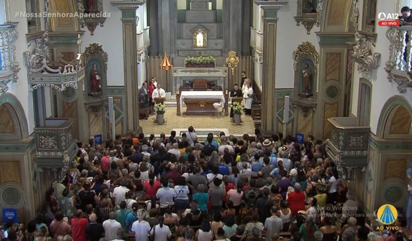 Basílica antiga de Aparecida. Hoje não é dia de pedir votos. Padre é criticado
