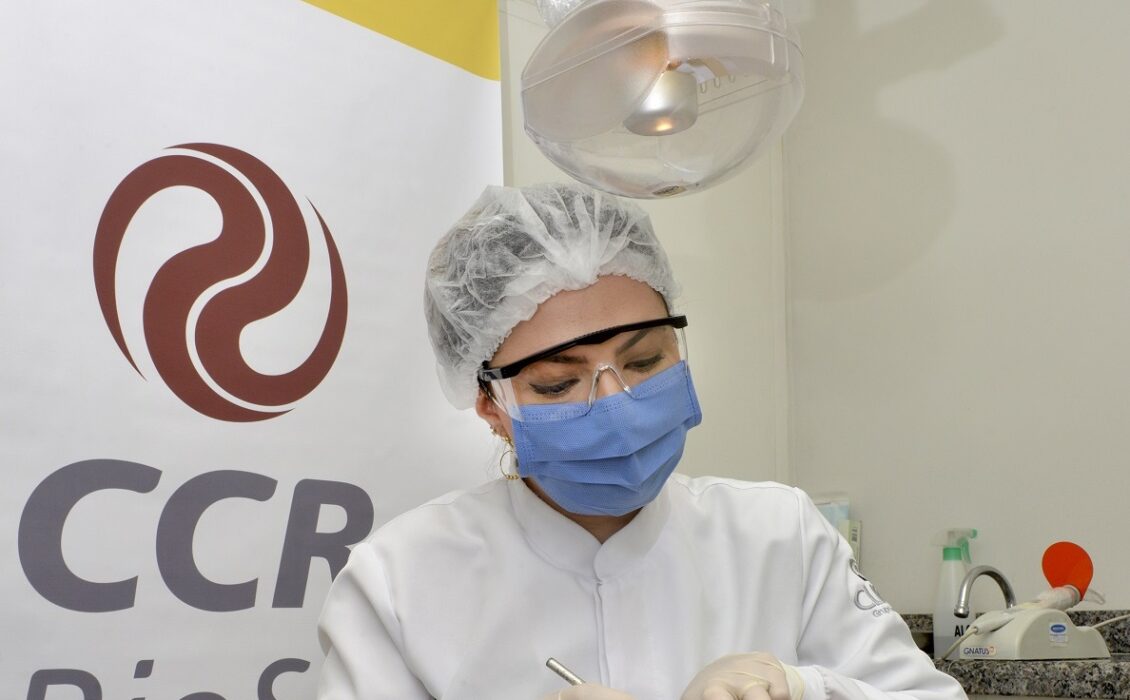 Dentista do Programa Caminhos para a Saúde da CCR