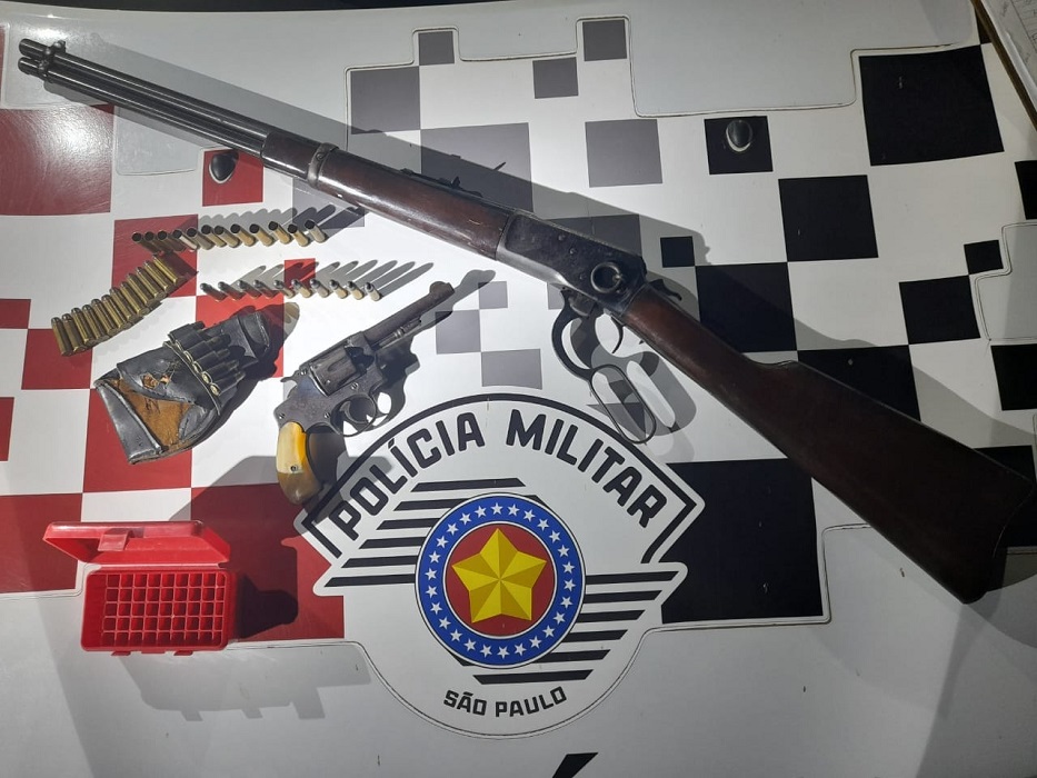 Armas apreendidas. homem é preso em monteiro lobato por porte ilegal de armas de fogo