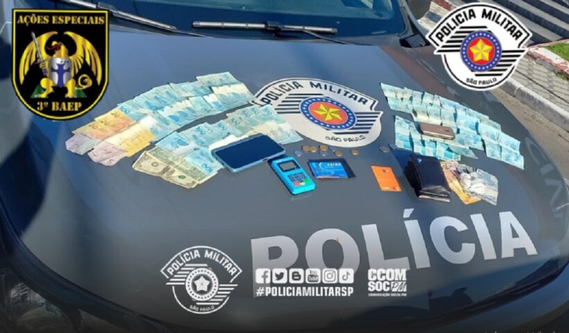 Dinheiro, cartões e máquina de cartões, no capô de veículo da PM. Suepeito foi preso por corrupção ativa