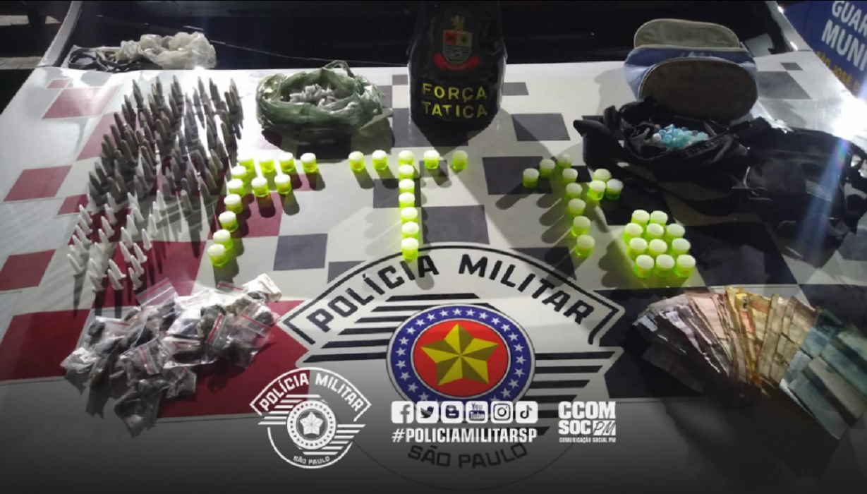 Droga apreendida de suspeito que tentava fugir pelo telhado de casa, em sjc