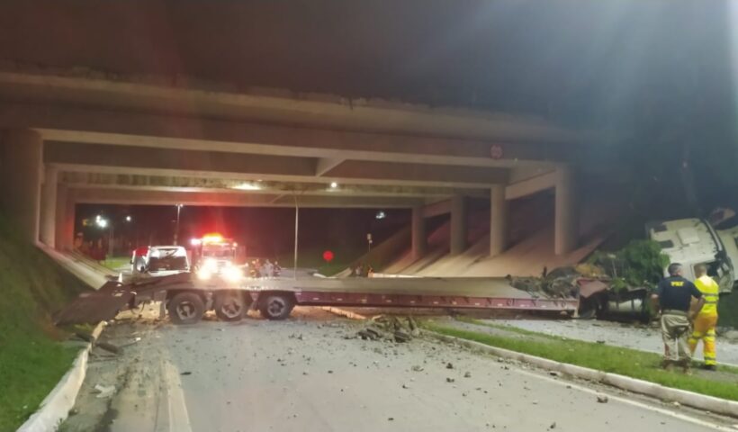 Carreta cai de viaduto na Via Dutra em Guará