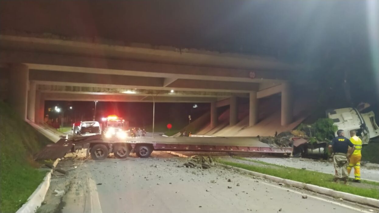Carreta cai de ponte na Via Dutra em Guará