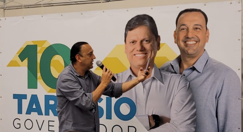 Felicio Ramuth em frente a cartaz com seu rosto ao lado de tarcisio; vice-governador é nomeado presidente do conselho do programa estadual de desestatização