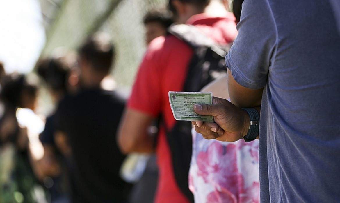 Brasilienses enfrentam filas no último dia para regularização da situação com a Justiça Eleitoral. Brasileiros escolhem 12 novos governadores