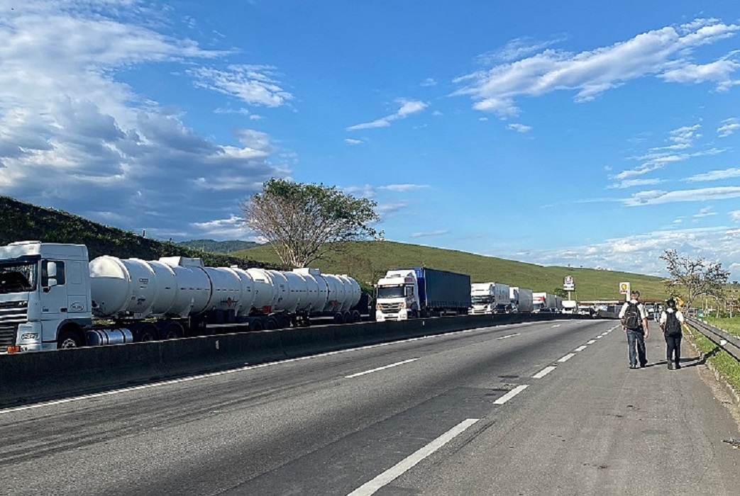 Foto de bloqueio de caminhoneiros em Barra Mansa (RJ)