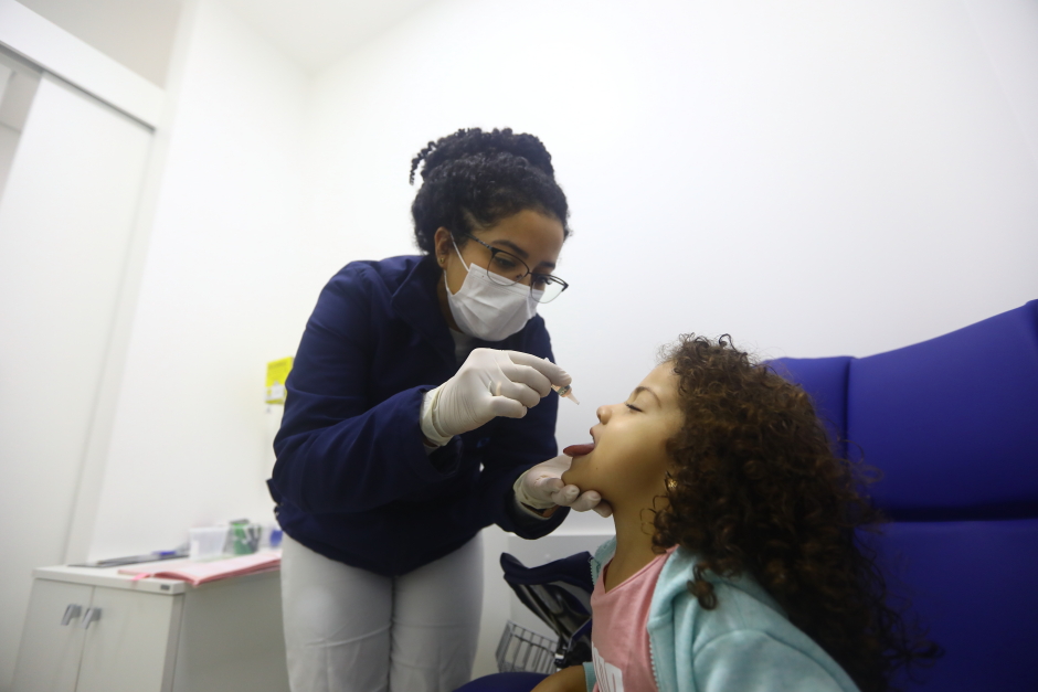 menina sendo vacinada com a gotinha contra a polio. Campanha contra a poliomielite neste somingo, acontece em sjc