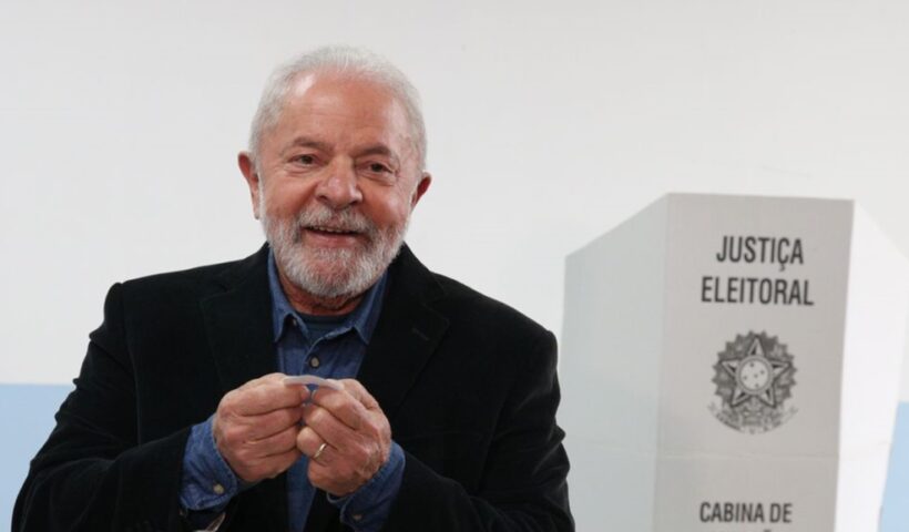 Lula após votar na cabina da votação. Debate de propostas