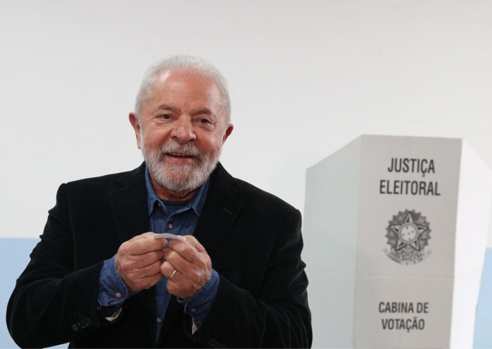 Lula após votar na cabina da votação. Debate de propostas