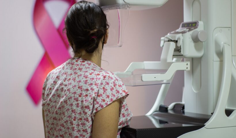 Mulher de costas para fazer mamografia. Outubro Rosa: Jacareí promove mutirão de exames neste sábado (15)