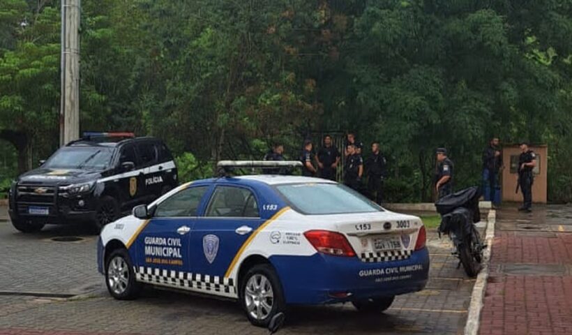 viaturas e agentes da gcm e polícia civil. forem presos suspeitos por associação ao tráfico