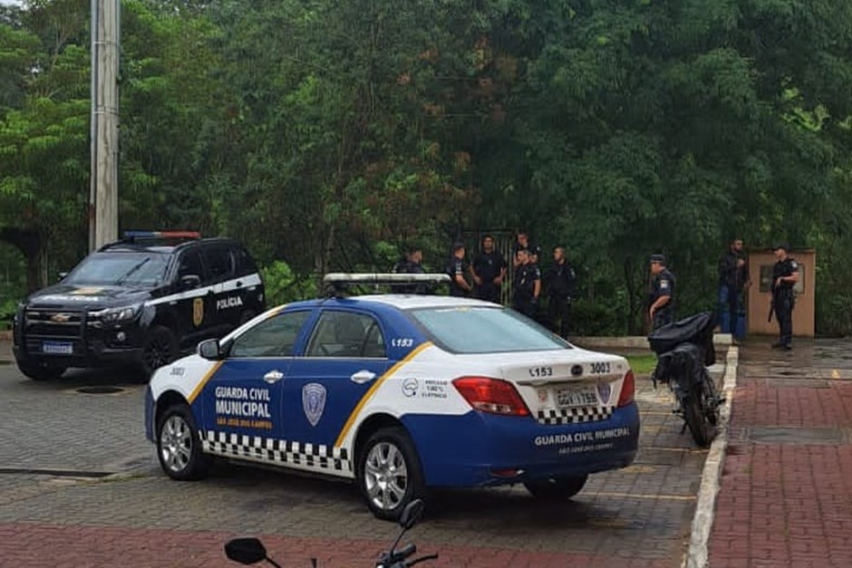 viaturas e agentes da gcm e polícia civil. forem presos suspeitos por associação ao tráfico