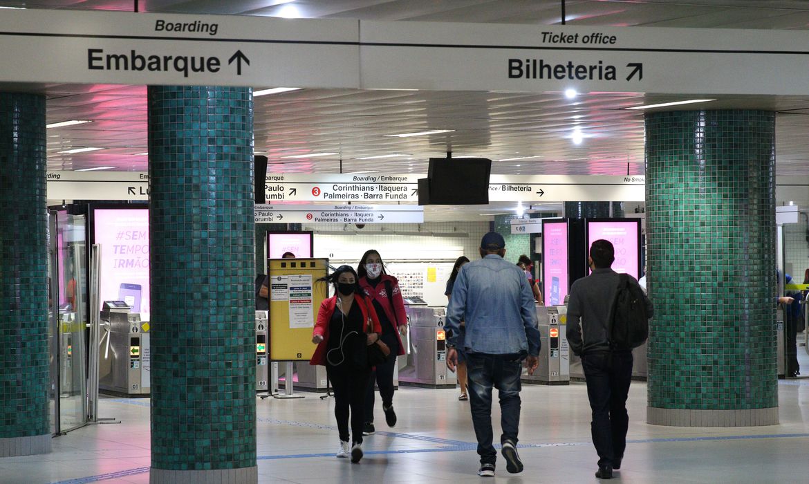 São Paulo - Estação República em funcionamento . Governo de SP anunciou passe livre no domingo de eleições