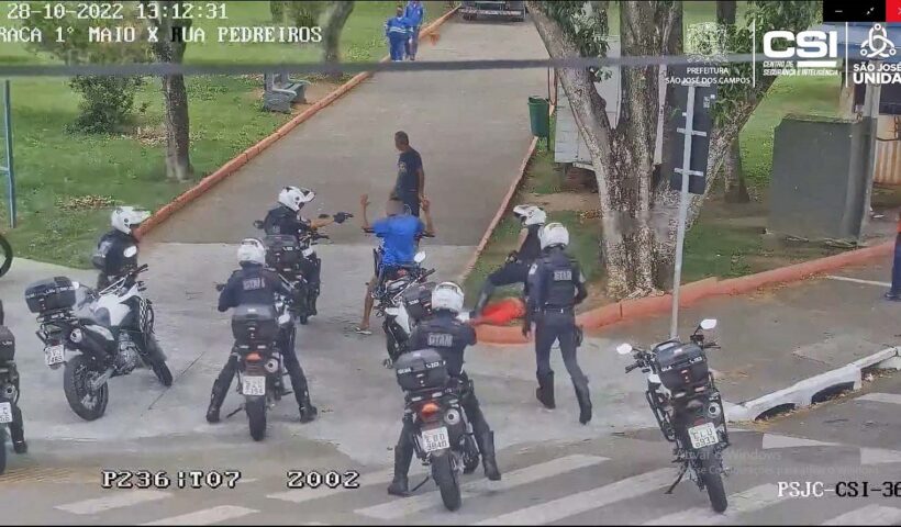 Guardas da GCM recuperam moto roubada em Caçapava. Agentes abordando suspeitos