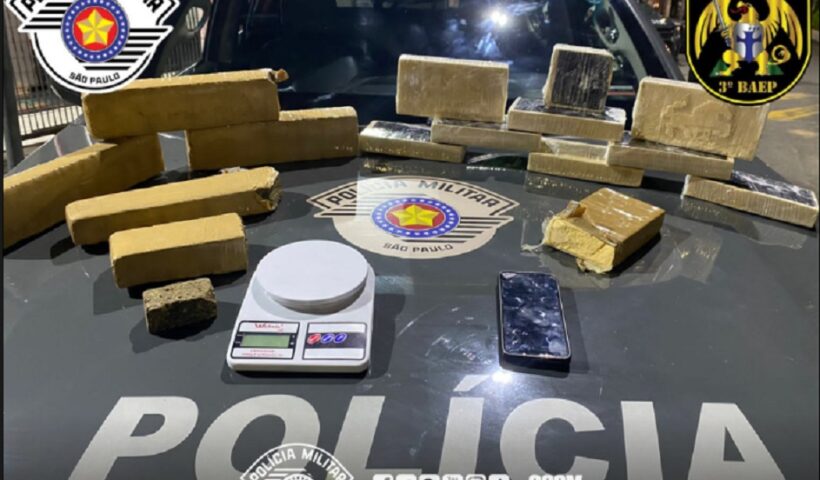 15 kg de drogas apreendidas expostas em cima de viatura da polícia