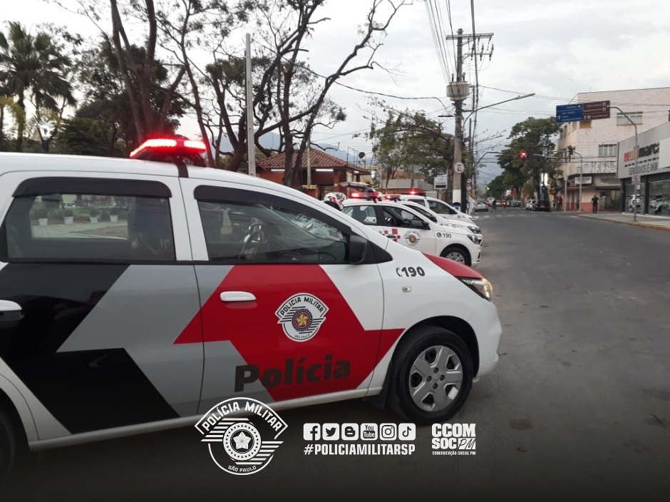 Homem com mais de 20 processos é preso em Guaratinguetá - viaturas da pm sp