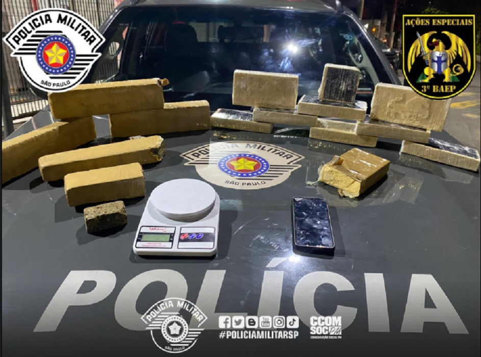 15 kg de drogas apreendidas expostas em cima de viatura da polícia