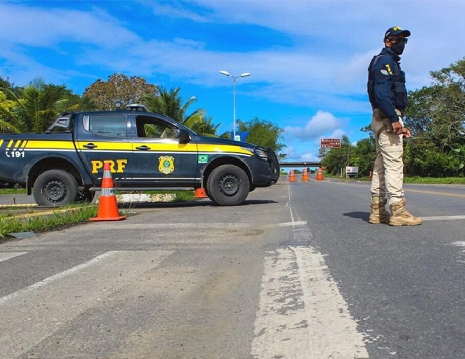 PRF e ANTT Operação Padroeira - Policial rodoviário deferal ,ás margens da Dutra. PRF prende homem que atropelou peregrino