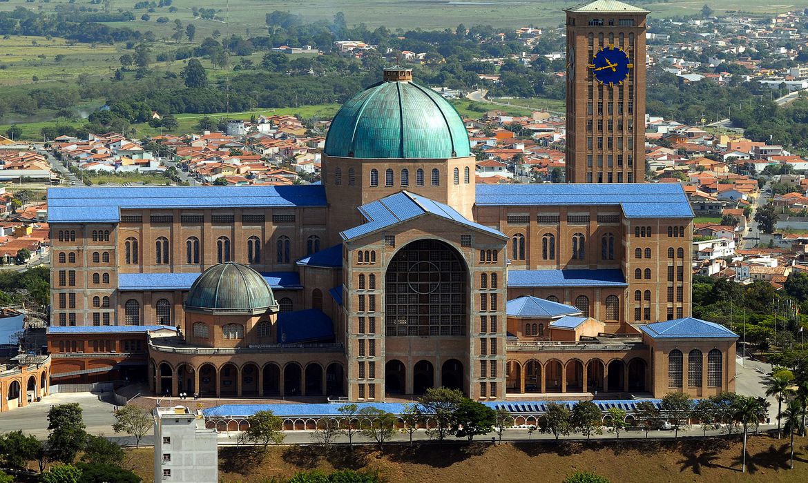 Santuário Nacional de Aparecida, localizado em Aparecida, SP - Brasil. Começou a Novena da Padroeira
