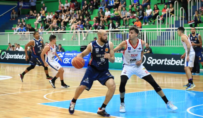 Jogadores de basquete do São José e Pato Branco. Time joseense vence a primeira partida na competição