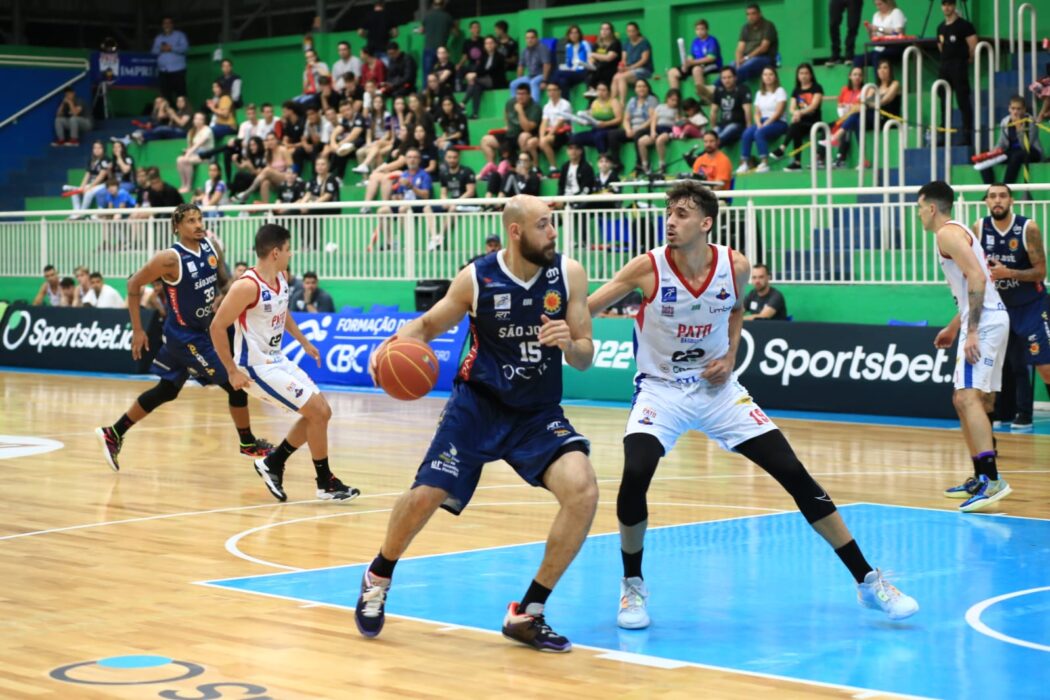 Jogadores de basquete do São José e Pato Branco. Time joseense vence a primeira partida na competição