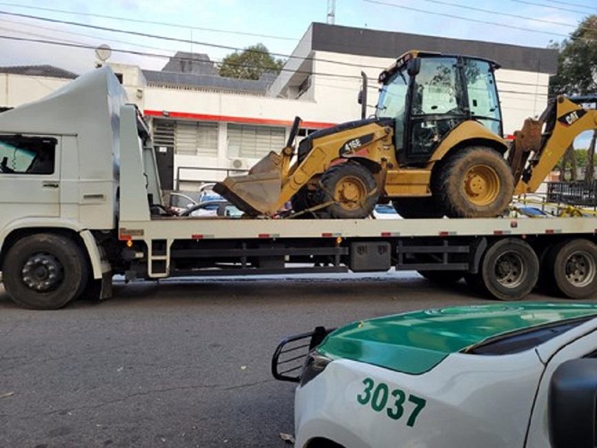 Retroescavareira roubada. Ela foi localizada em Monteiro Lobato