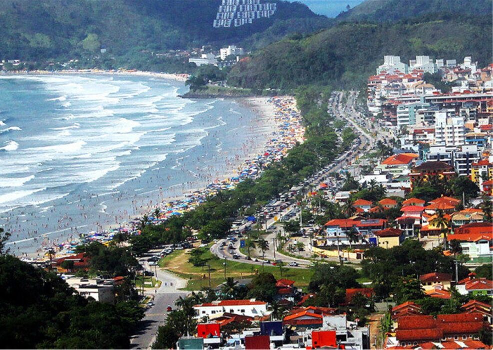 Foto aérea de praia em Ubatuba. Prefeitura definiu cobrança da taxa ambiental
